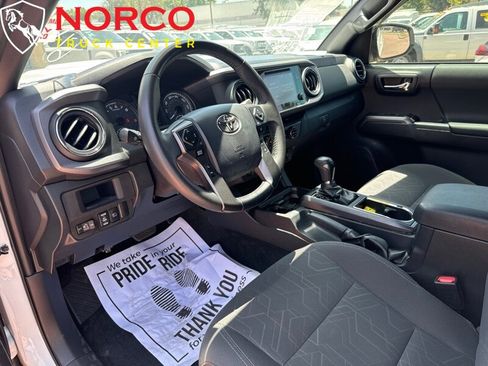 Used 2018 Toyota Tacoma TRD Sport w/ Technology Package image 19