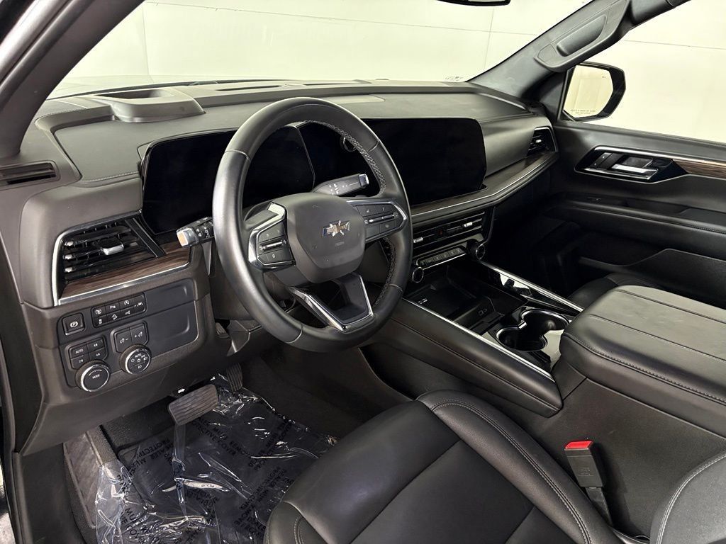 Used 2025 Chevrolet Suburban Z71 AWD/4WD image 17