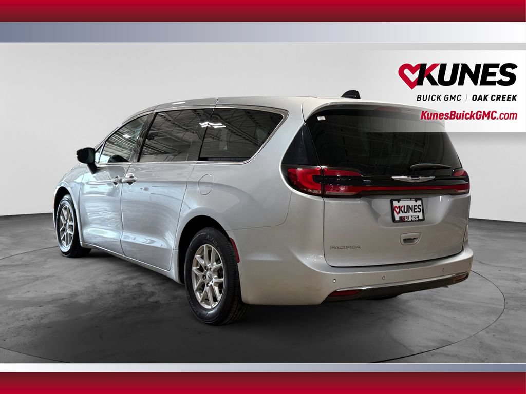 Used 2024 Chrysler Pacifica Touring-L FWD image 8