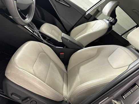 Used 2023 Kia Niro EX image 11
