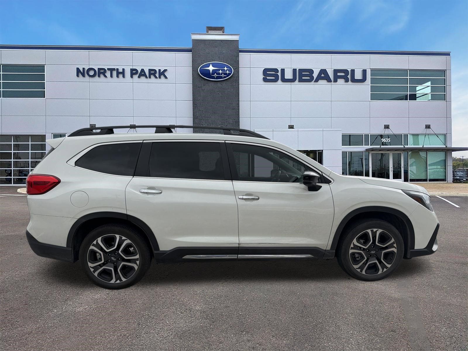 Used 2025 Subaru Ascent Touring AWD/4WD image 2