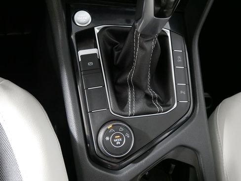 Used 2025 Volkswagen Taos SE image 30