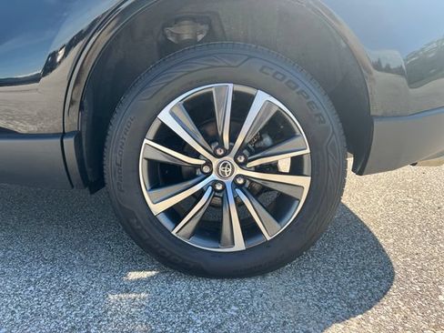 Used 2022 Toyota Venza LE AWD/4WD image 8