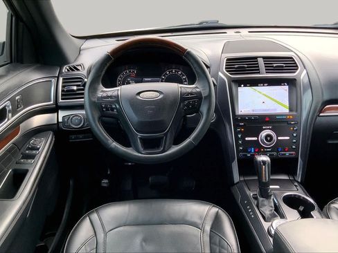 Used 2019 Ford Explorer Platinum AWD/4WD image 6