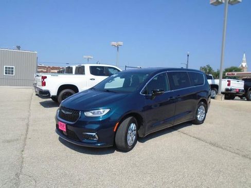 Used 2025 Chrysler Pacifica Select FWD image 3