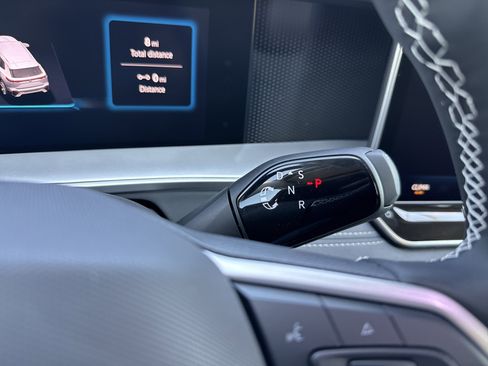 New 2025 Volkswagen Tiguan SE image 18