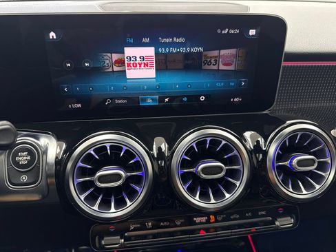 Used 2020 Mercedes-Benz GLB 250 4MATIC w/ Premium Package image 28