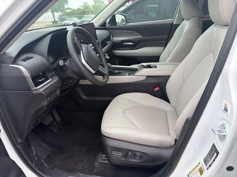 Used 2025 Toyota Grand Highlander AWD image 11