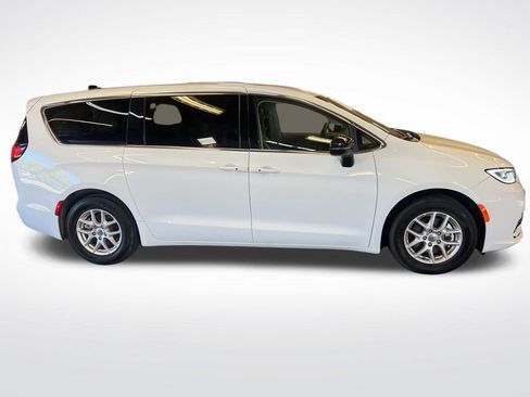 Used 2024 Chrysler Pacifica Touring-L FWD image 4