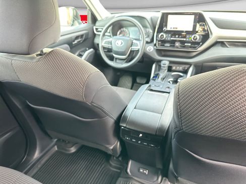 Used 2023 Toyota Highlander L FWD image 18