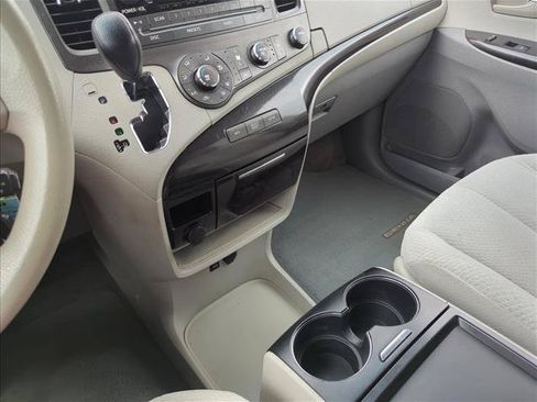 Used 2011 Toyota Sienna LE w/ Towing Pkg FWD image 15