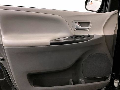 Used 2018 Toyota Sienna LE FWD image 23