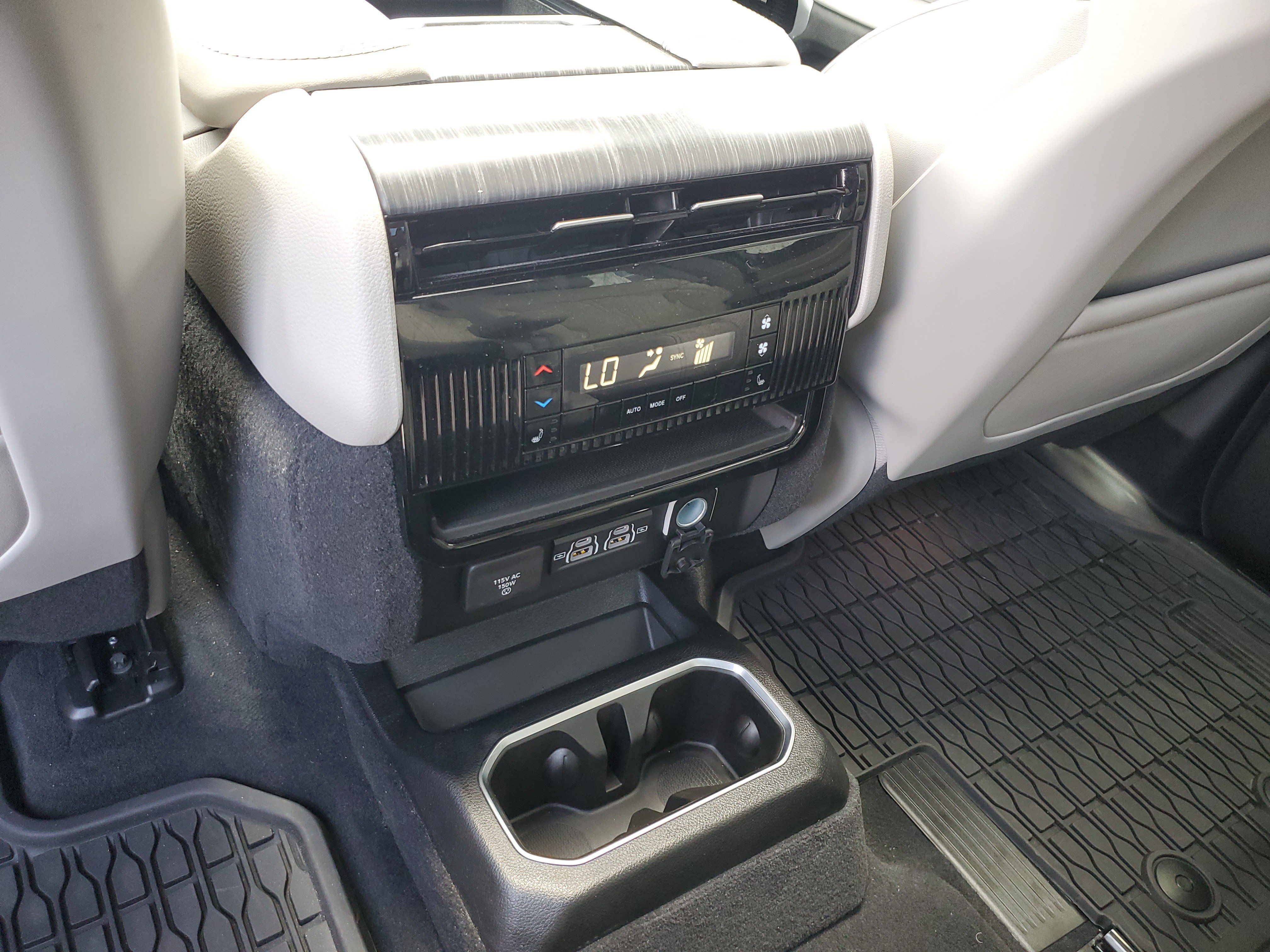 Used 2024 Jeep Wagoneer Series III w/ Premium Group I AWD/4WD image 12