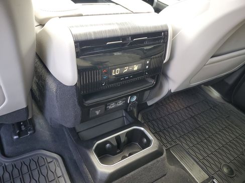 Used 2024 Jeep Wagoneer Series III w/ Premium Group I AWD/4WD image 12