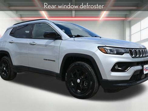 Used 2024 Jeep Compass Latitude image 6