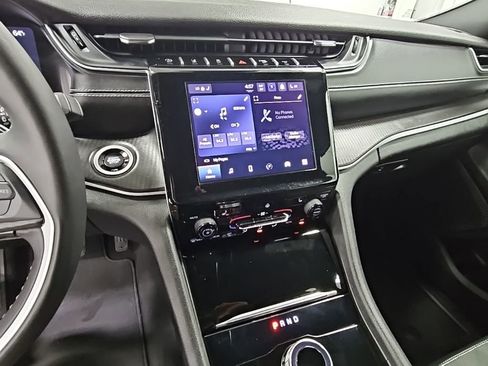 Used 2024 Jeep Grand Cherokee L Laredo image 13