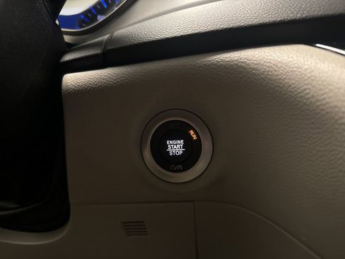 Used 2023 Chrysler Pacifica Touring-L image 19