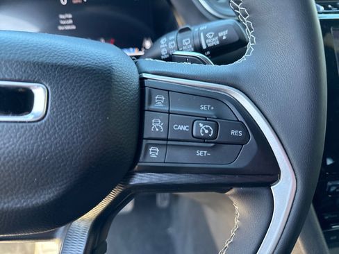 Used 2025 Jeep Grand Cherokee Altitude image 17