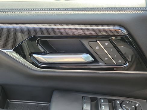 Used 2025 GMC Yukon XL Elevation image 28