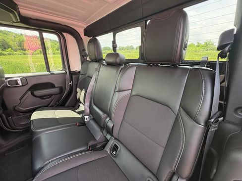 Used 2023 Jeep Gladiator Sport AWD/4WD image 19