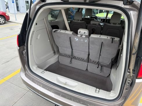 Used 2017 Chrysler Pacifica Touring-L Plus FWD image 16