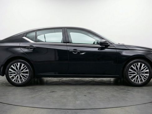 Used 2025 Nissan Altima 2.5 SV FWD image 11