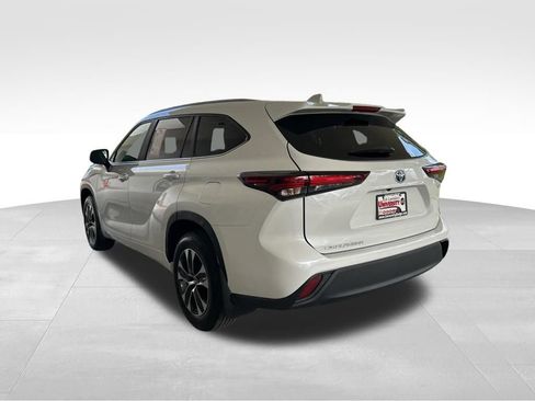 Used 2024 Toyota Highlander XLE image 6