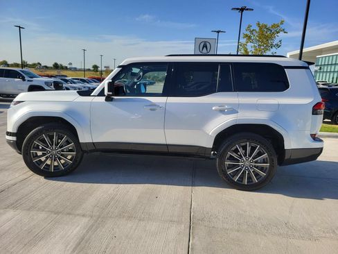 Used 2025 Lexus GX 550 w/ Accessory Package (2T) AWD/4WD image 3