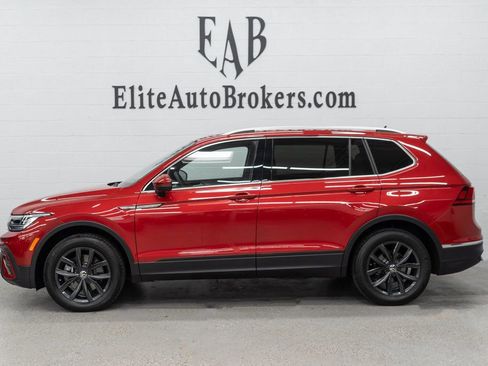 Used 2024 Volkswagen Tiguan SE w/ Panoramic Sunroof Package image 2