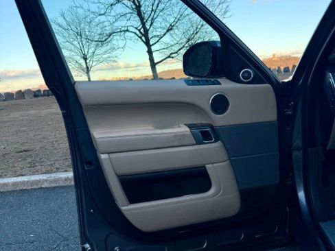 Used 2017 Land Rover Range Rover Sport HSE image 18