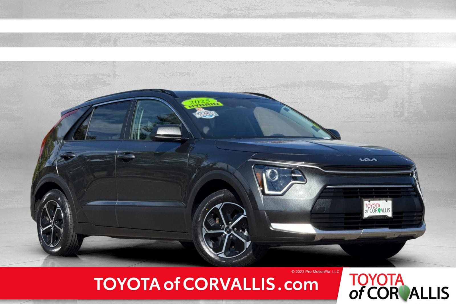 Used 2025 Kia Niro LX FWD image 1