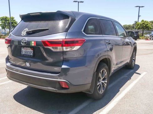 Used 2018 Toyota Highlander LE w/ Carpet Mat Package (TMS) AWD/4WD image 9