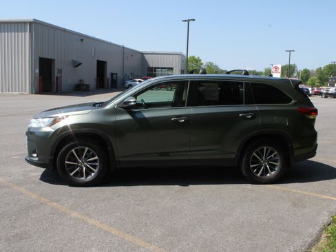 Used 2019 Toyota Highlander XLE AWD/4WD image 5