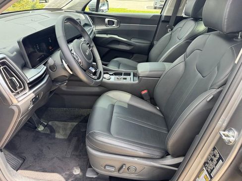 Used 2025 Kia Sorento EX w/ EX Panoramic Sunroof Package image 8