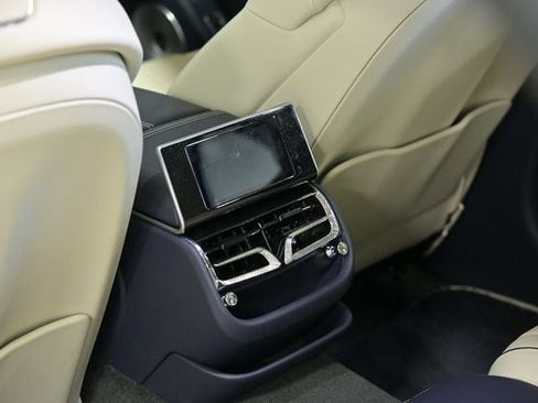 Used 2024 Bentley Flying Spur V8 AWD/4WD image 32