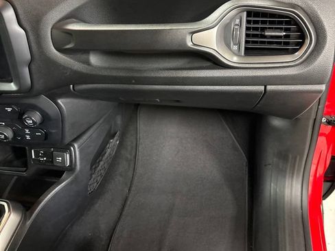 Used 2020 Jeep Renegade Altitude FWD image 25