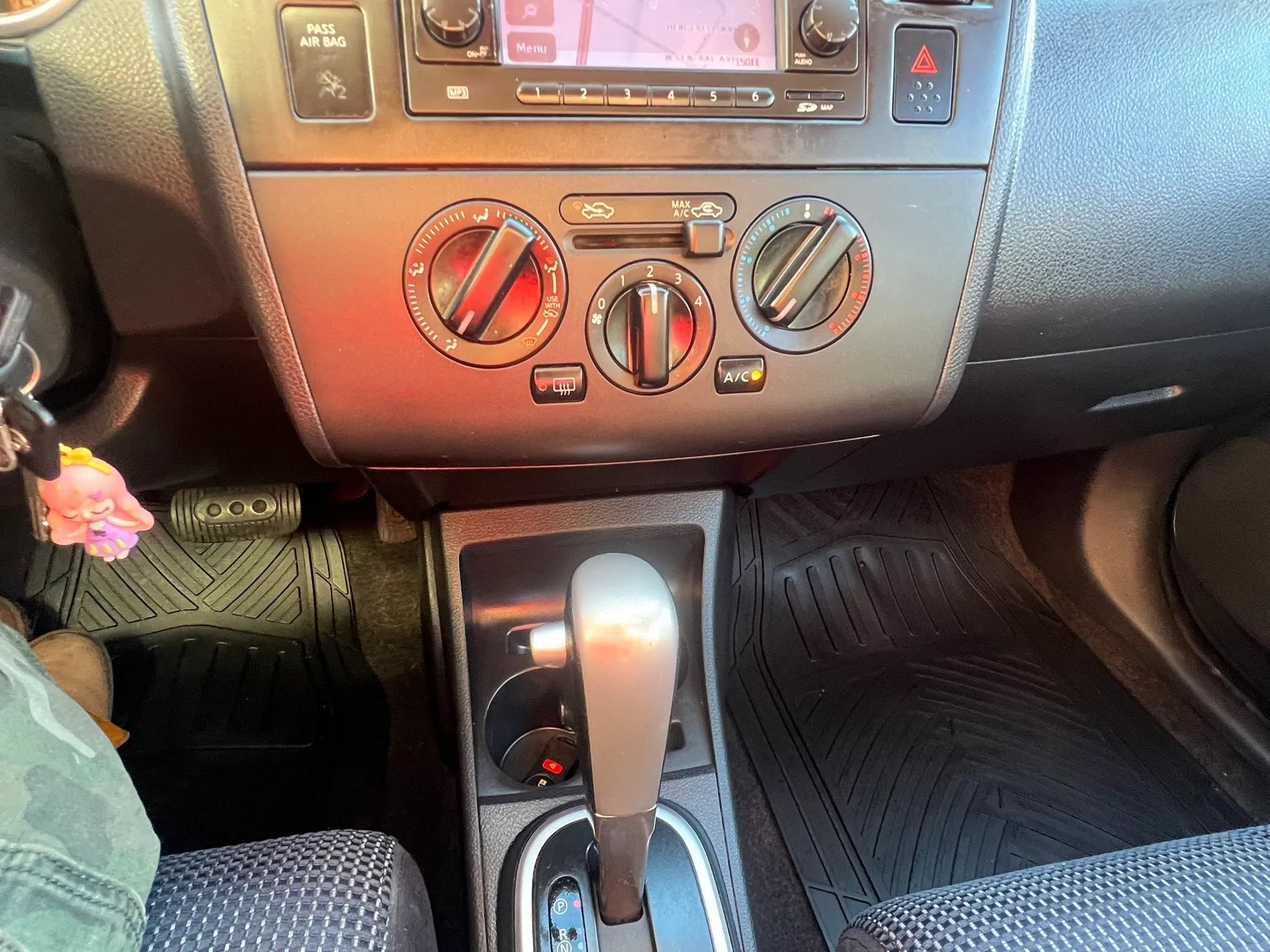 Used 2011 Nissan Versa Hatchback w/ Navigation/Satellite Pkg FWD image 19