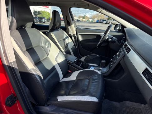 Used 2010 Volvo V70 R-Design image 10
