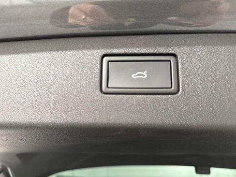 Used 2025 Volkswagen Tiguan SE image 14