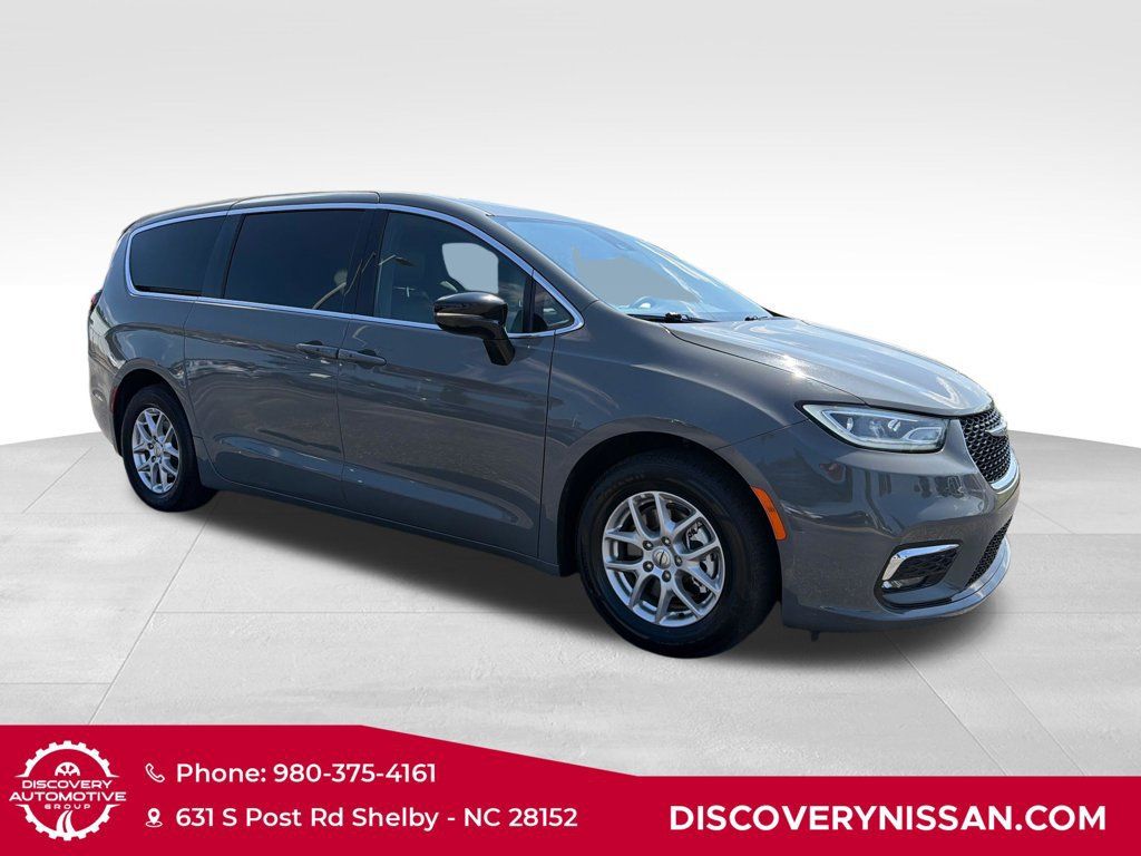 Used 2025 Chrysler Pacifica Select FWD image 4
