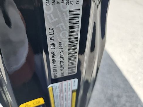 Used 2022 Jeep Gladiator Overland w/ Cold Weather Group image 15