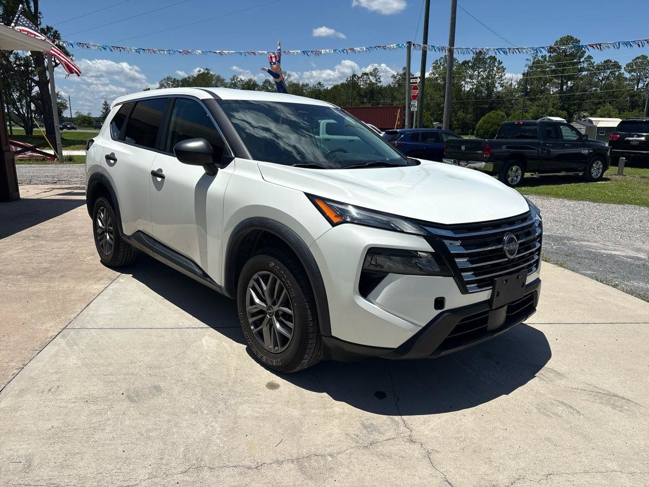 Used 2024 Nissan Rogue S AWD/4WD image 3