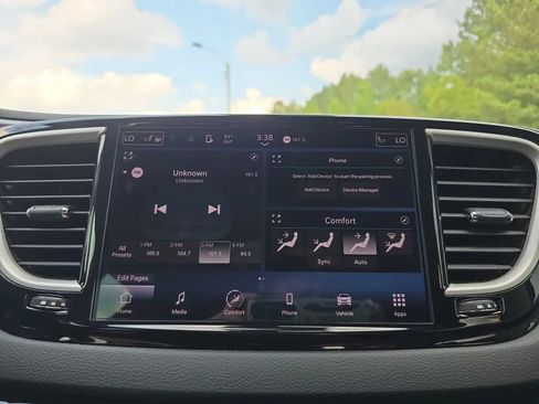 Used 2023 Chrysler Pacifica Touring-L FWD image 26