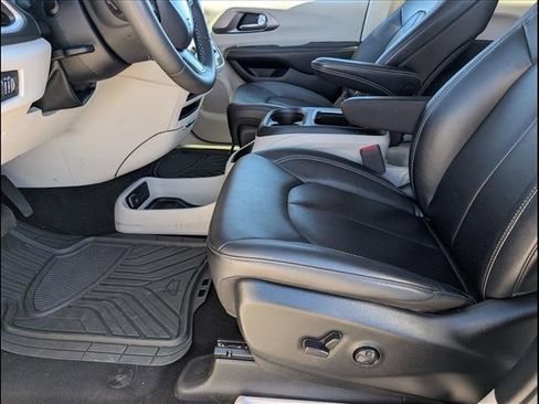 Used 2024 Chrysler Pacifica Select image 9