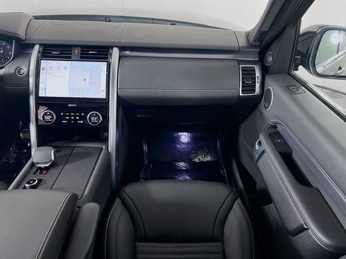 Used 2025 Land Rover Discovery Metropolitan Edition AWD/4WD image 25