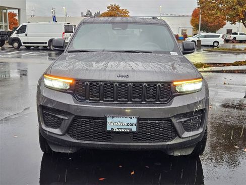 Used 2023 Jeep Grand Cherokee Altitude image 9