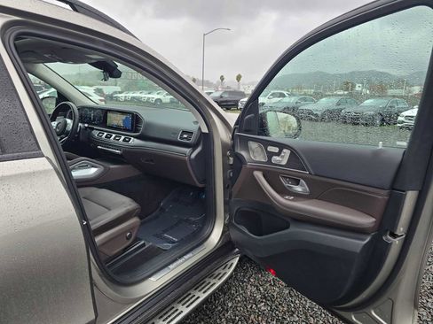 Used 2023 Mercedes-Benz GLS 450 4MATIC image 12
