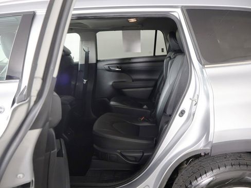 Used 2020 Toyota Highlander XLE image 32