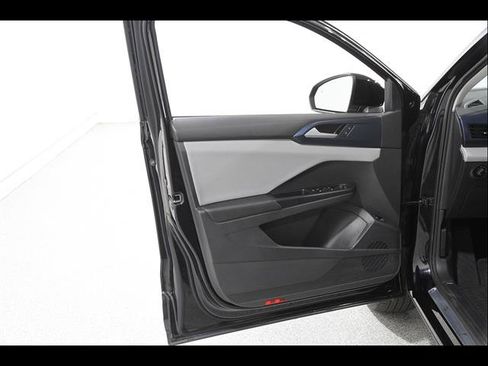 Certified 2023 Volkswagen Taos SE w/ Panoramic Sunroof Package AWD/4WD image 4