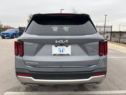 Used 2024 Kia Sorento S w/ Panoramic Sunroof Package image 5